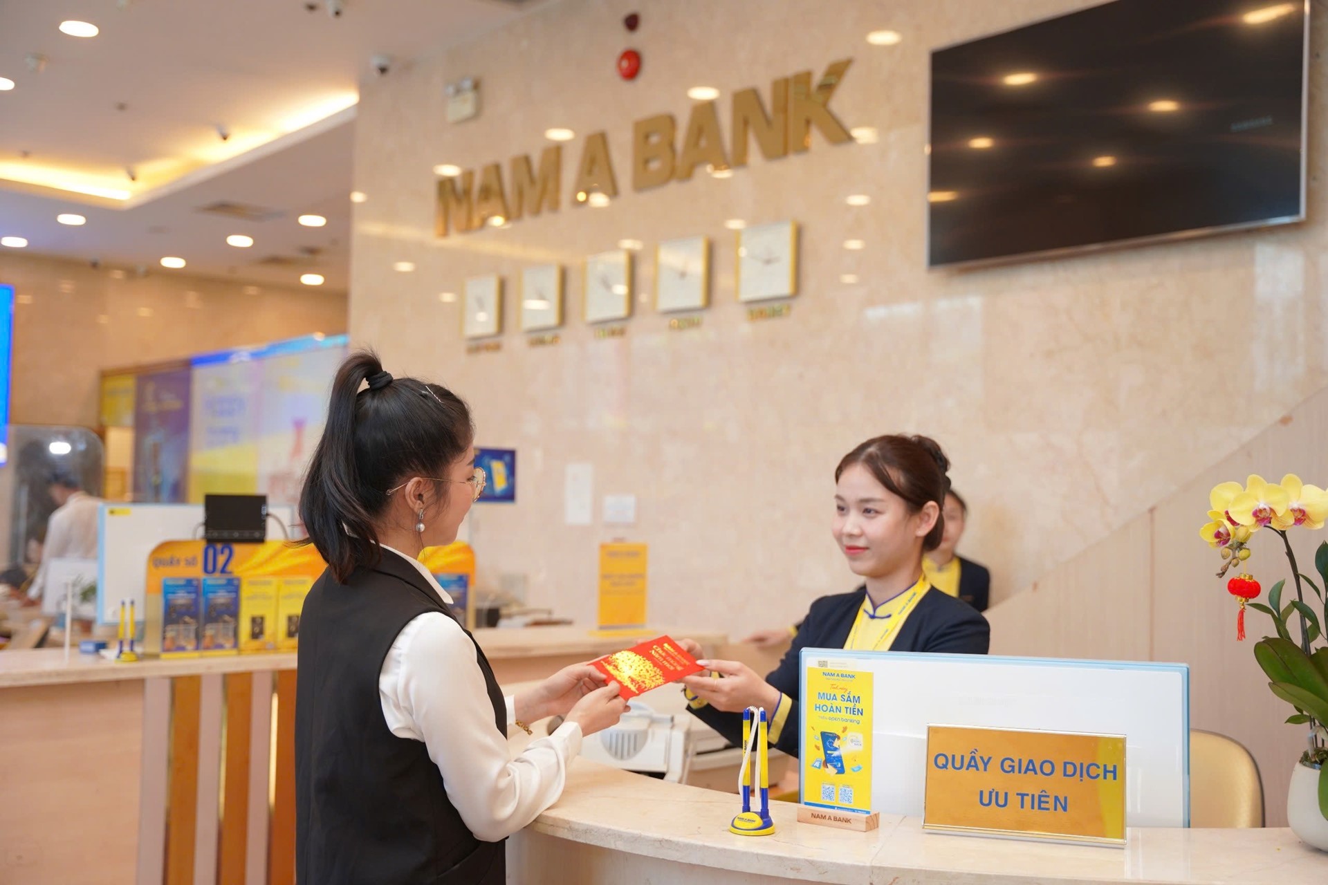 Khách hàng giao dịch tại Nam A Bank.